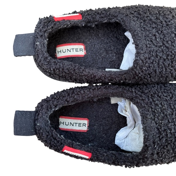 Hunter Kids black fuzzy sherpa slippers with indoor/outdoor rubber sole - Picture 6 of 9